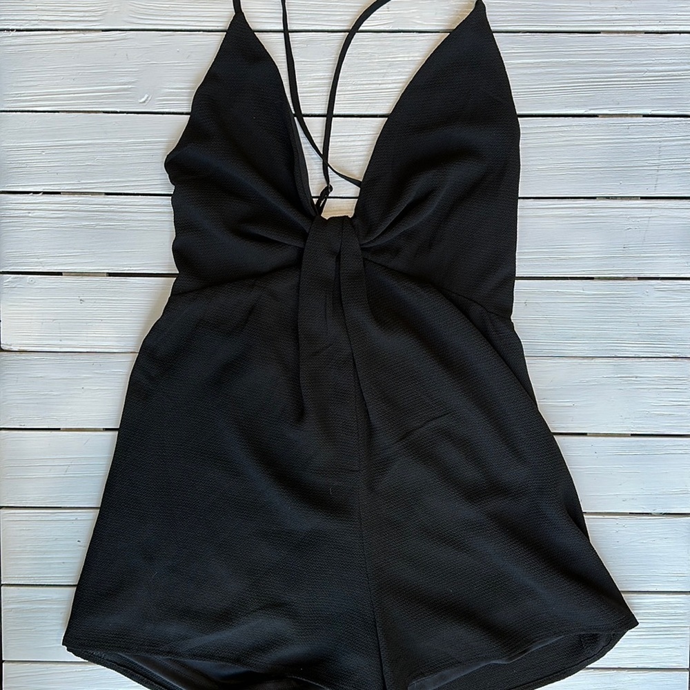 NWOT Lulu’s Tie Front Romper Criss Cross Back Black size S